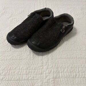 JBU Black and Gray Textured Slip-On Shoes
